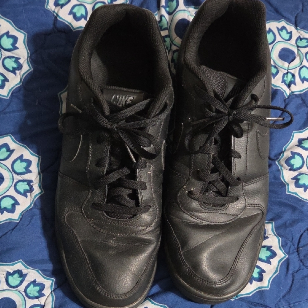 Nike Men's Classic Black Sneakers